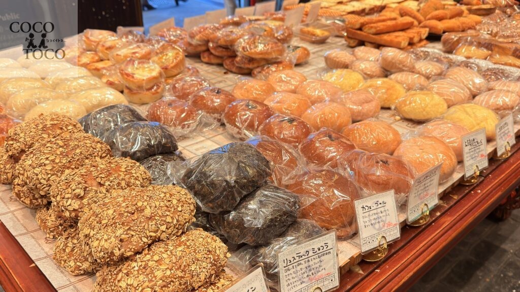 ペニーレイン東京ソラマチ店_店内中央のテーブルに陳列されたパンの様子