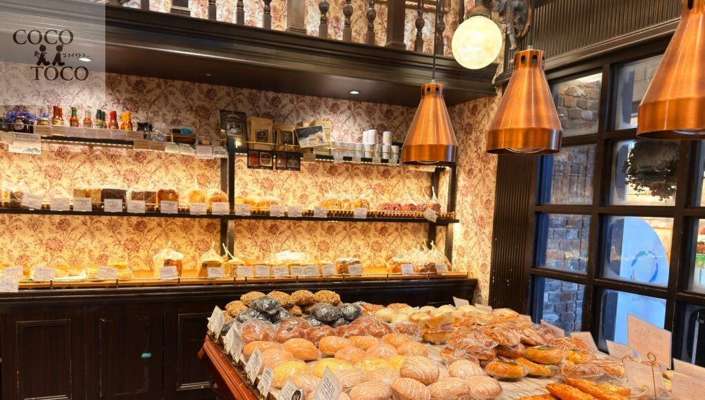 ペニーレイン東京ソラマチ店_パンがたくさん陳列された店内の様子