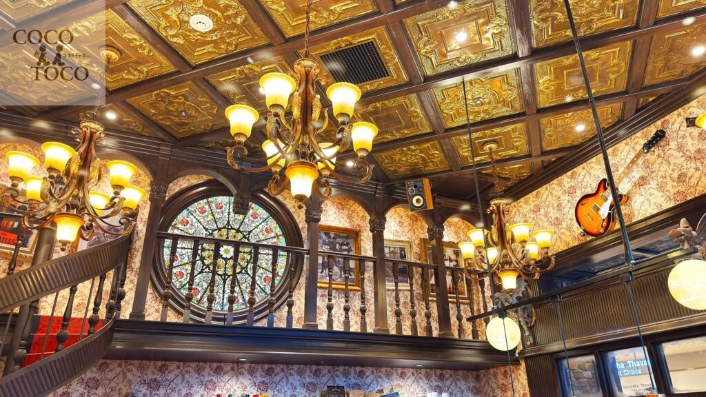 ペニーレイン東京ソラマチ店_シャンデリアが飾られた店内の様子