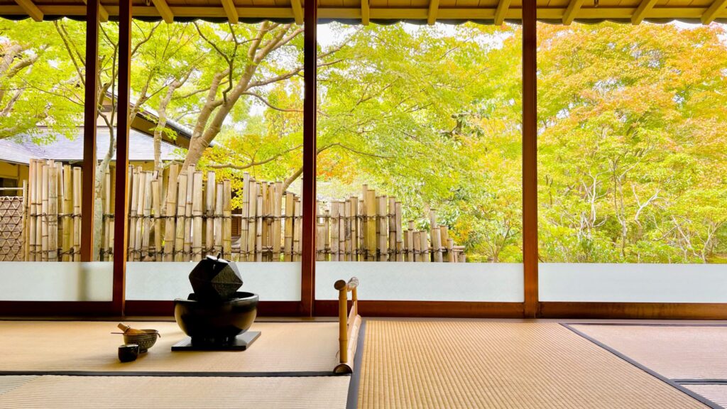 叶匠壽庵_寿長生の郷「茶席」から望める紅葉