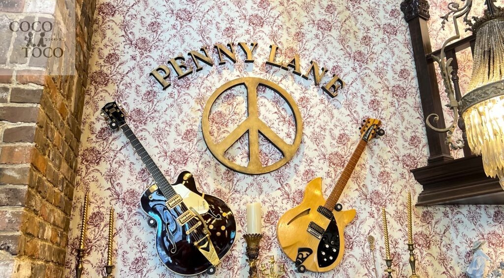 ペニーレイン東京ソラマチ店_レジ上に飾られたギターとロゴ