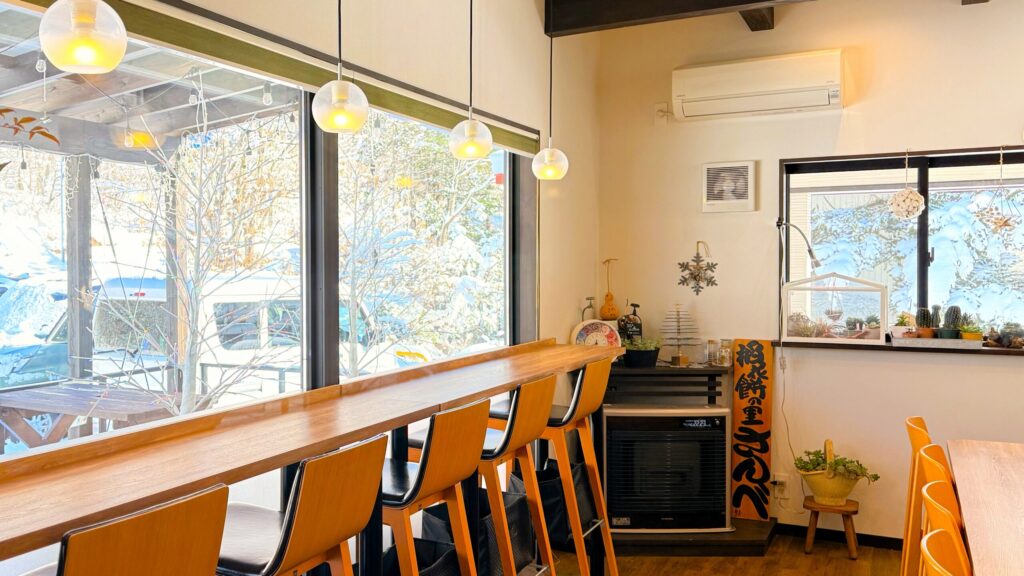稲花餅の里さんべ__カウンター席が完備された店内の様子