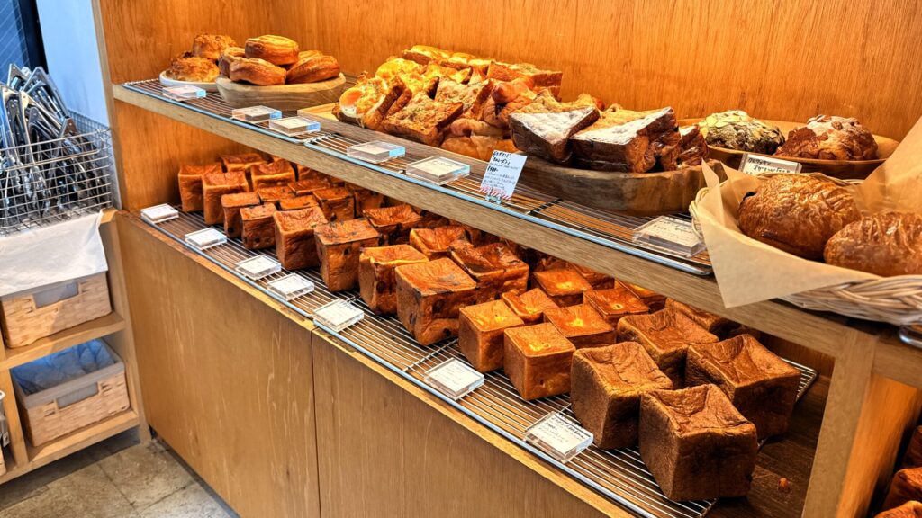 むうや_店内に陳列されたパン