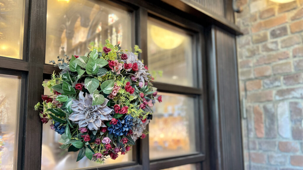 ペニーレイン_東京ソラマチ店の入口に飾られた造花