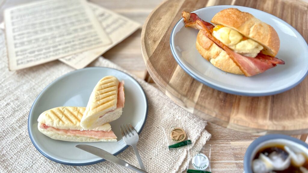 ペニーレイン_厚切りベーコンのポテトサンドとパニーニの皿盛り