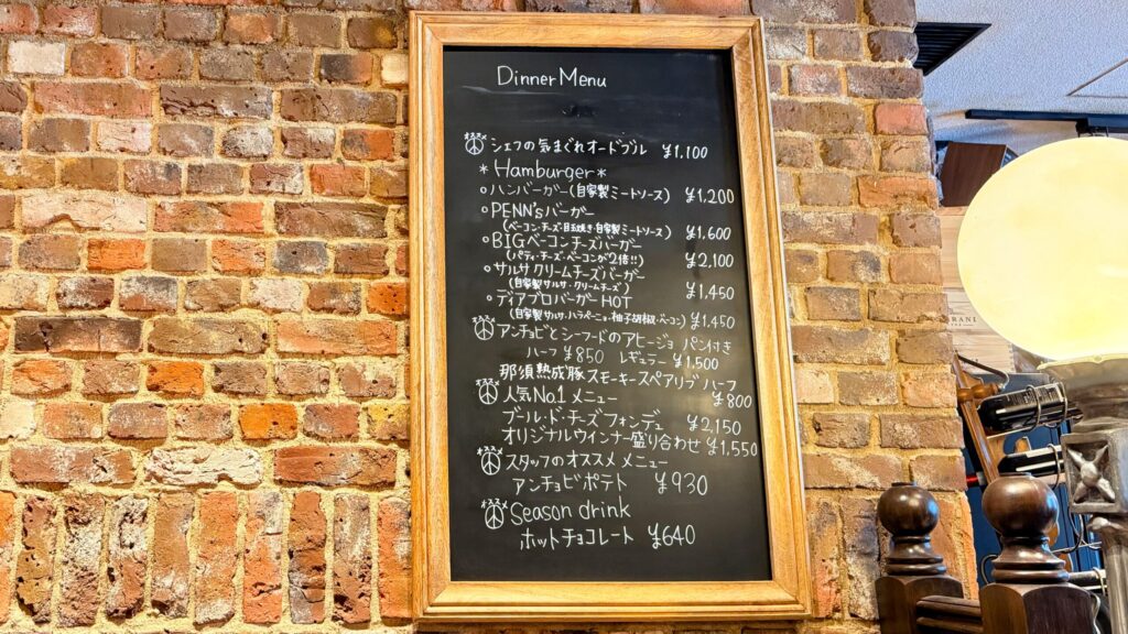 ペニーレインソラマチ_イートインスペースにかけられたディナーメニュー