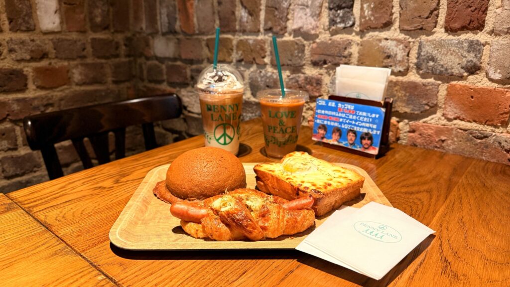 ペニーレインソラマチ_パンとドリンクが並んでいる様子