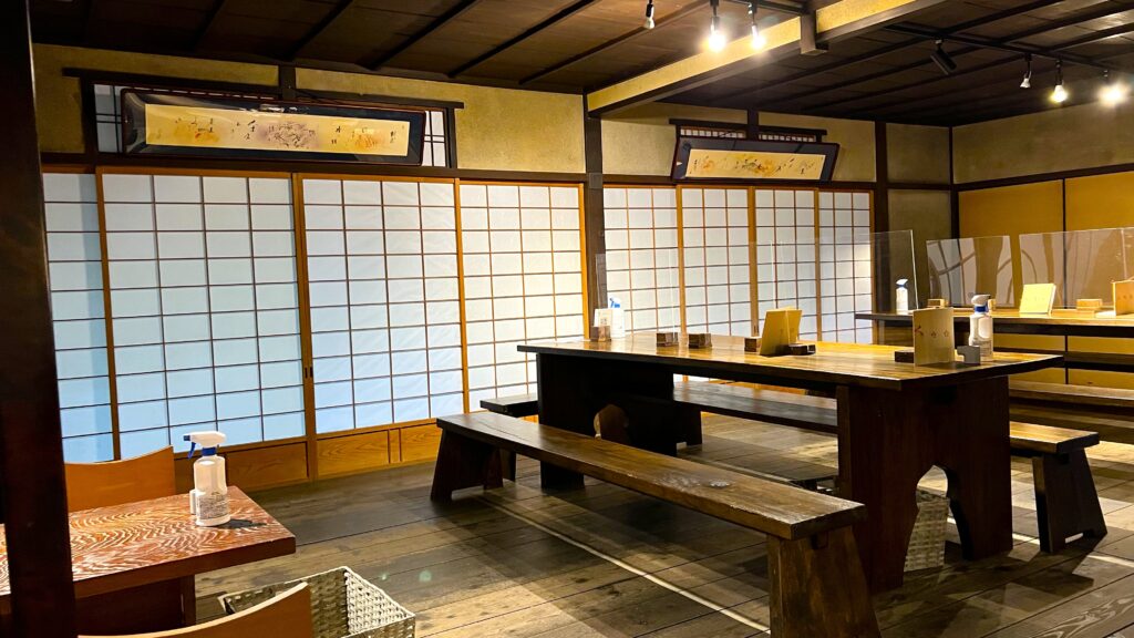 叶匠壽庵_寿長生の郷の総合案内所のカフェエリアの様子