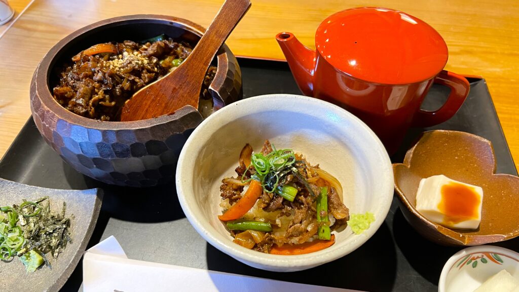 叶匠壽庵_寿長生の郷梅窓庵の「近江牛ひつまぶし膳」をよそっている様子