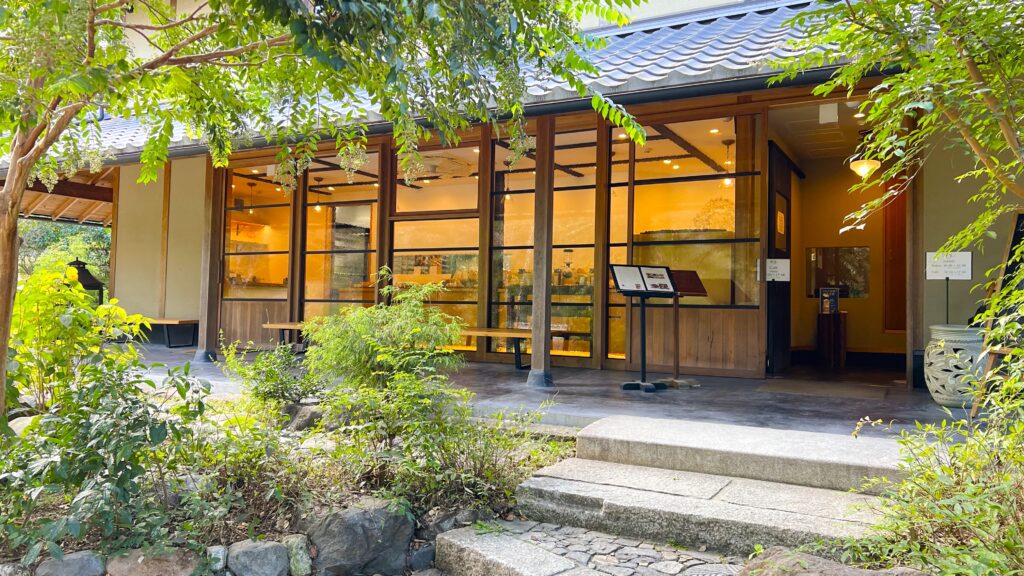 叶匠壽庵_木に囲まれた「寿長生のBakery&Café 野坐」