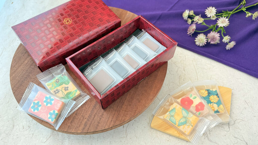 叶匠壽庵_桜が添えられた「心よせ結」のもなかとチョコレートが並んでいる様子