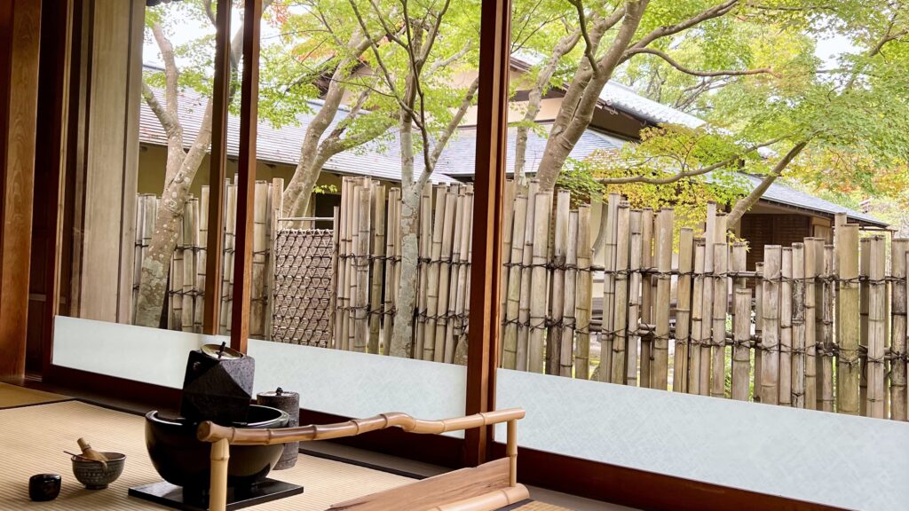 叶匠寿庵_寿長生の郷「茶室」に茶器が置いてある様子