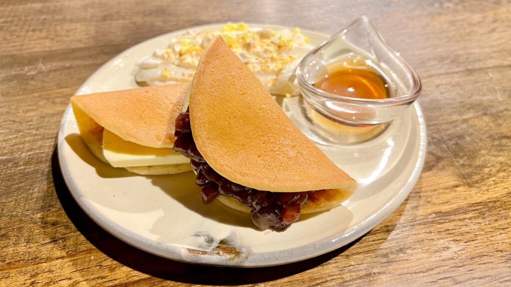 叶匠寿庵_皿にのった「ふわもちどら焼き 花一日（はなひとひ）」