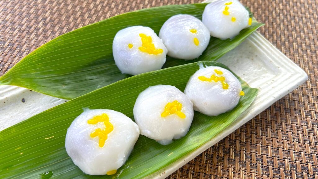 稲花餅の里さんべ__皿の上に稲花餅がのっている様子