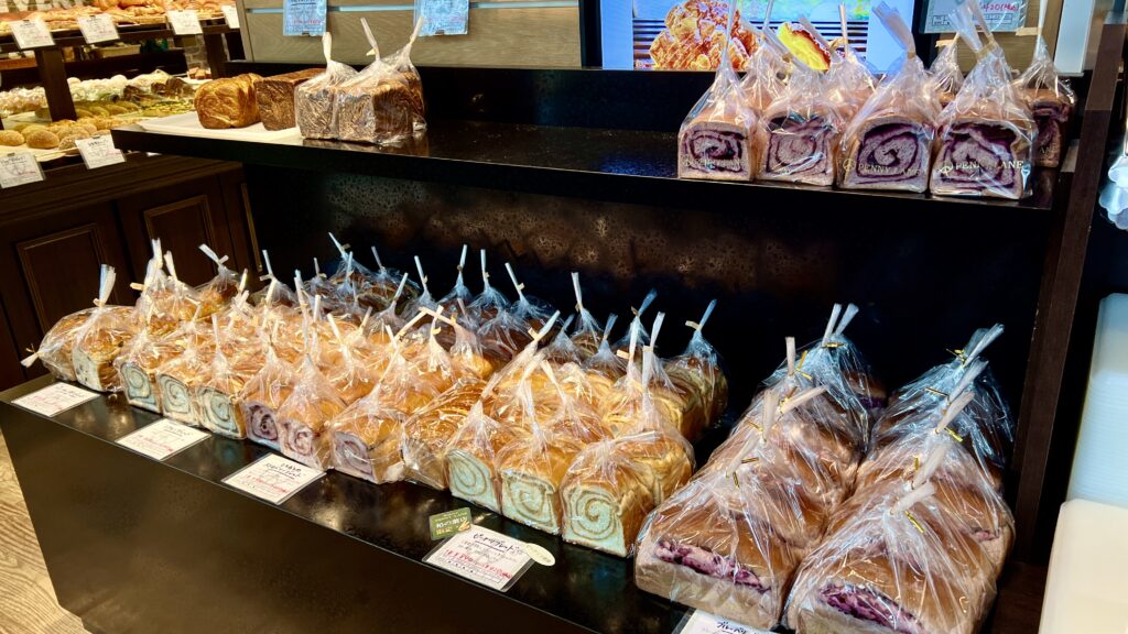 ペニーレイン柏の葉_店舗限定のブレッドや人気食パンが並んでいる様子