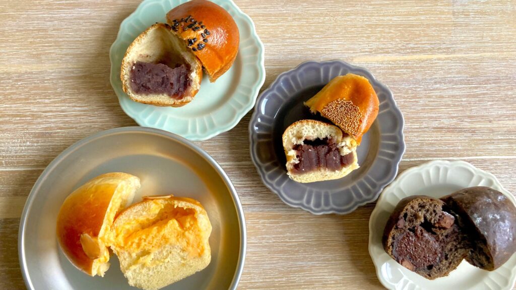 ベーカリー1960_こしあんころ 粒あんころ パン・ド・ケークショコラ 酒種クリーム断面