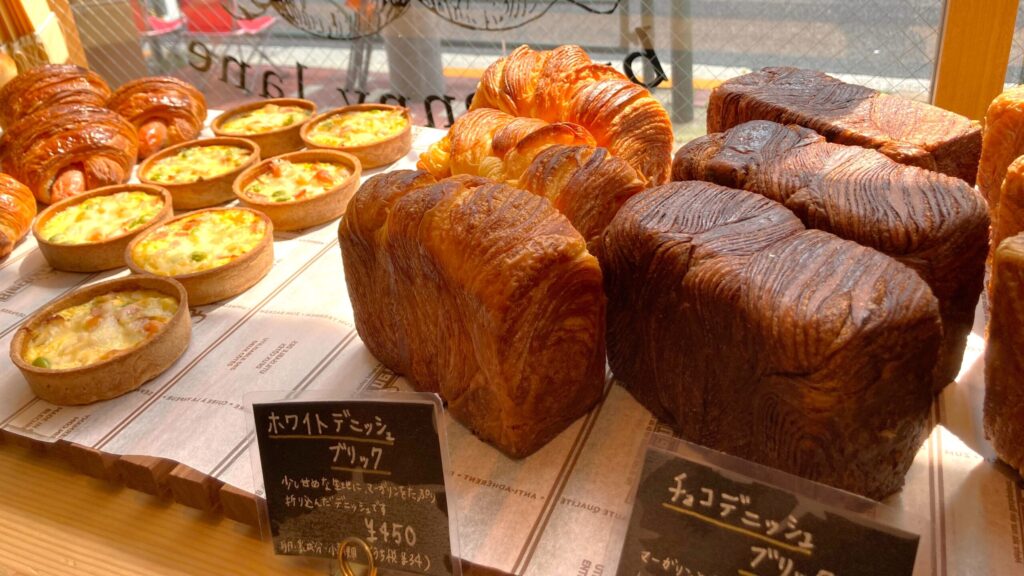 ベーカリー1960_店内窓側陳列棚
