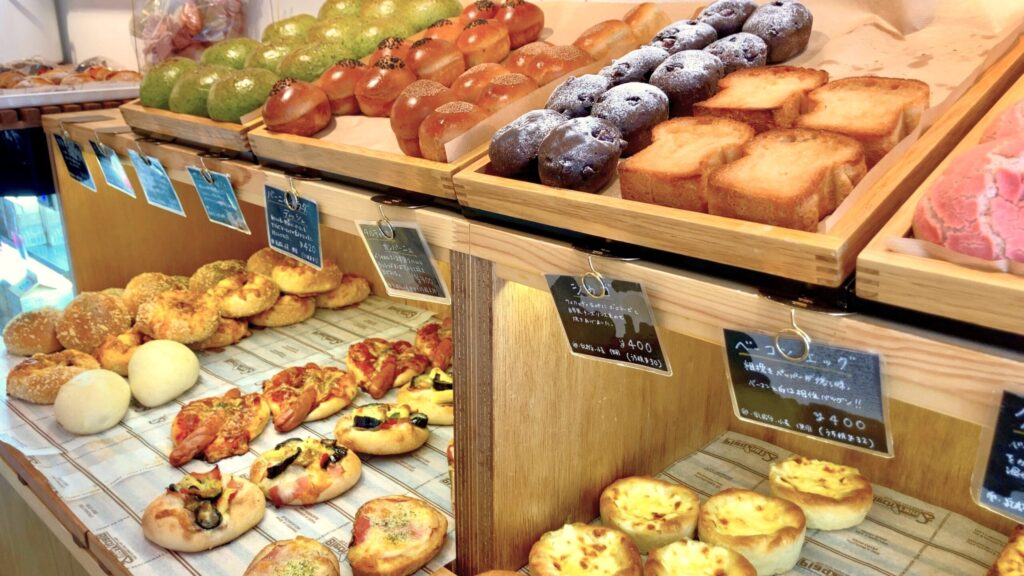 ベーカリー1960_店内パン陳列上下段