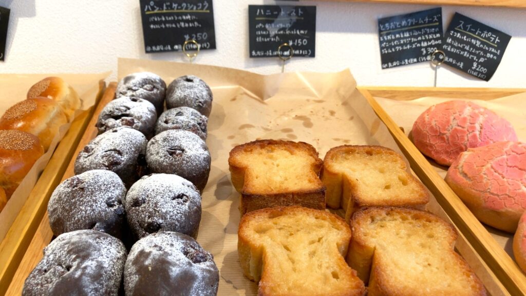 ベーカリー1960_パン・ド・ケークショコラ ハニートースト店内陳列