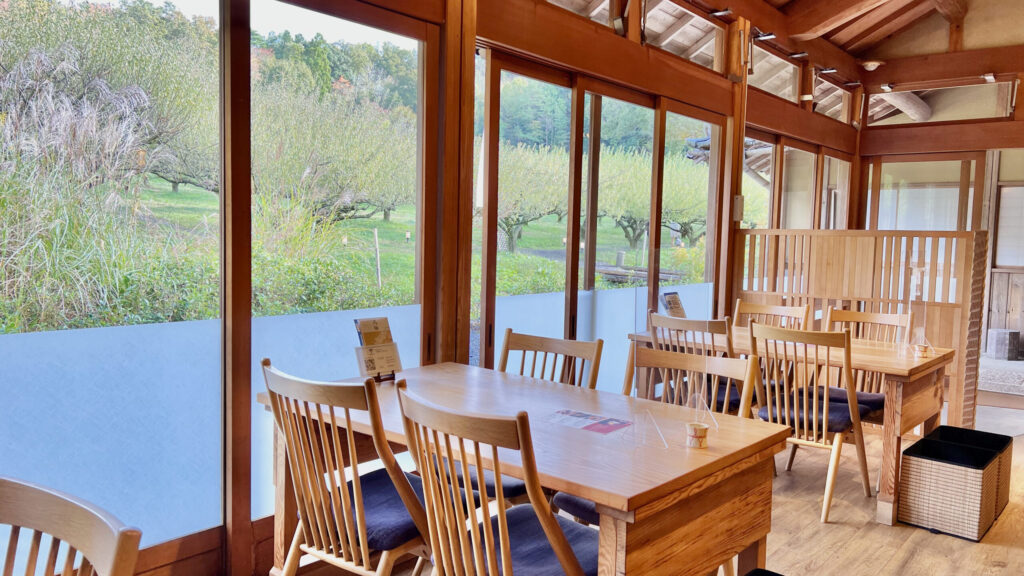 叶匠壽庵_寿長生の郷 梅林庵 店内窓際テーブル席