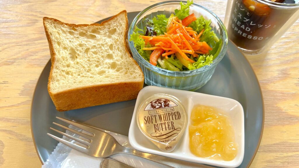むうや_サラダやパンがついた「トーストセット」