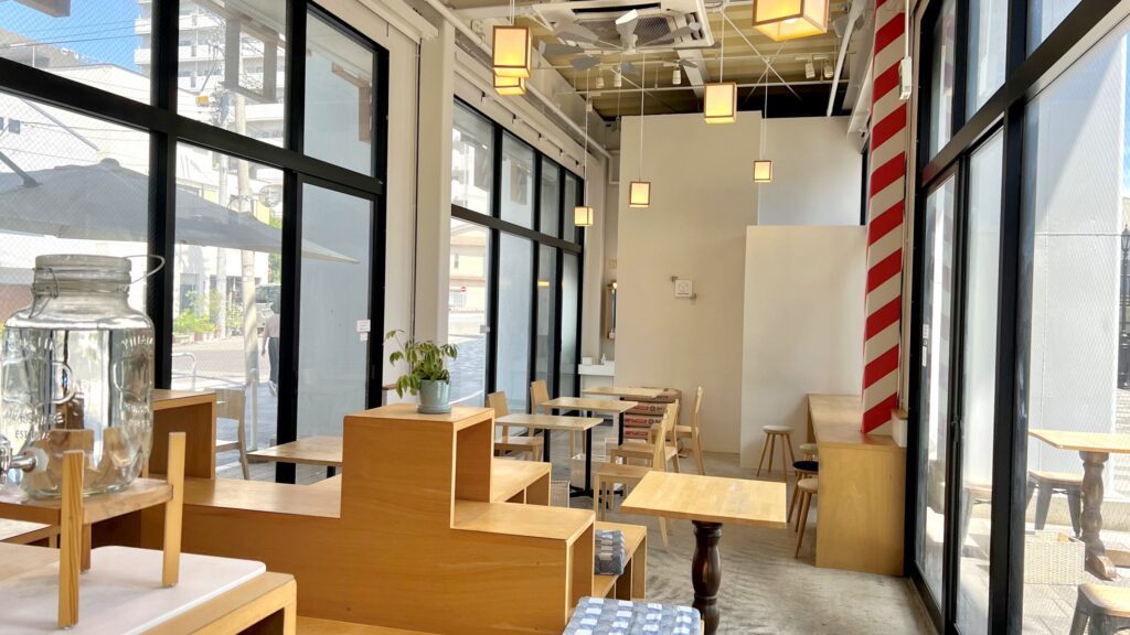 むうや_店内イートインスペース手前アングル