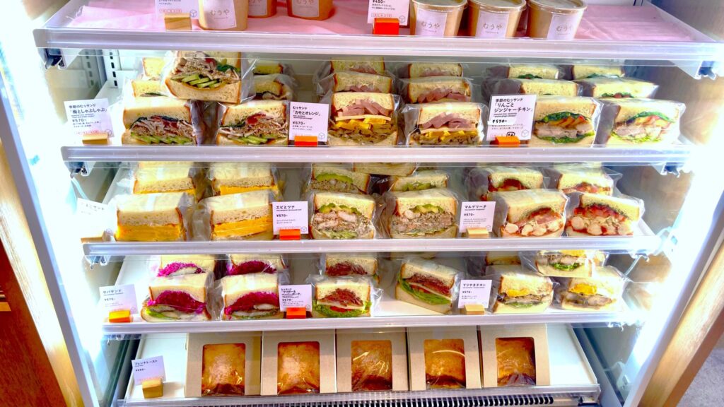 むうや_店内冷ケースサンドイッチ等陳列