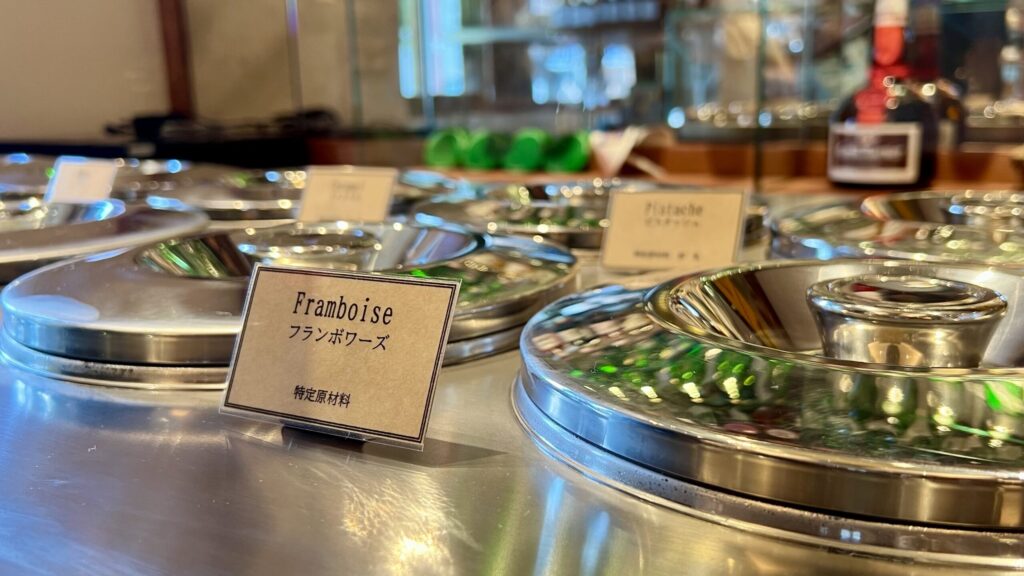 アングランパ_アイスクリームが入ったケース