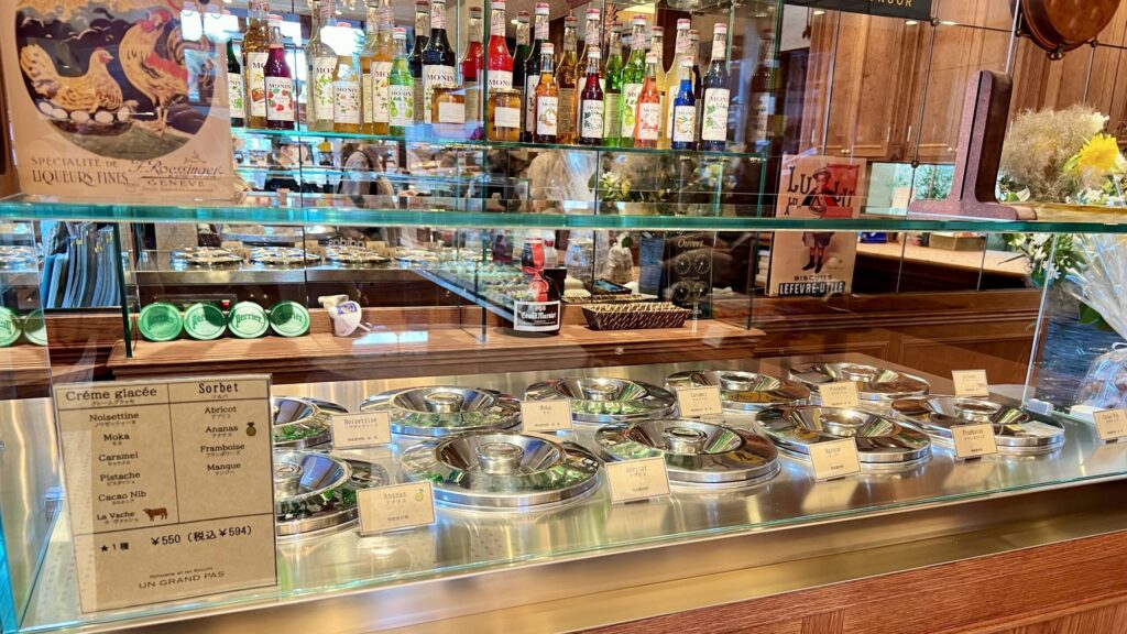 アングランパ_アイスクリームが入ったケースが並んでいる様子