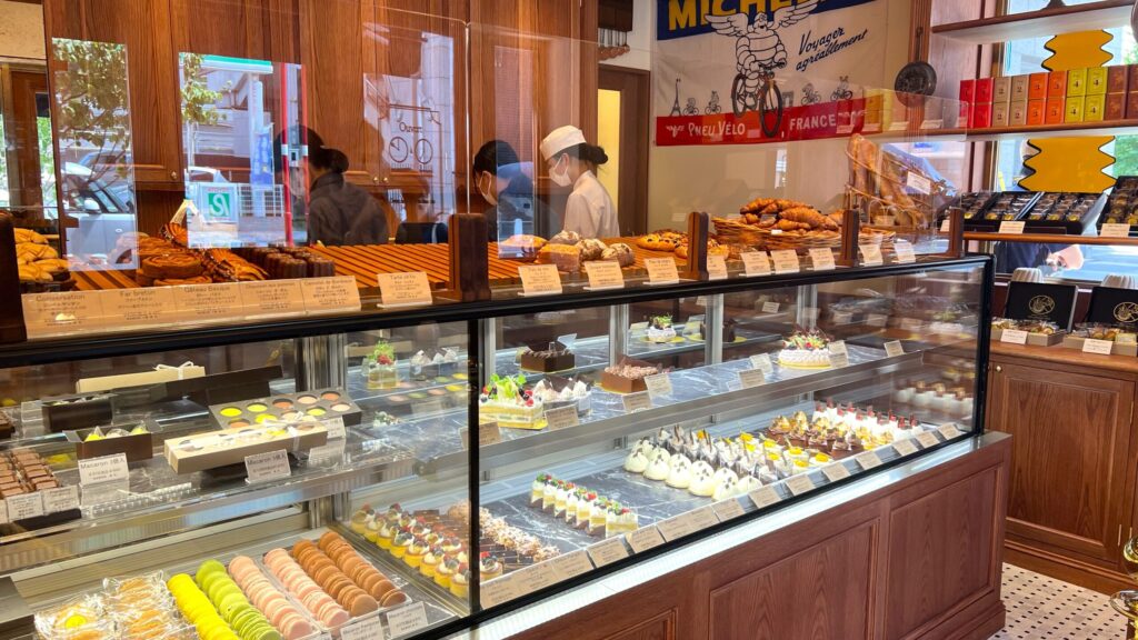 アングランパ_ケーキやマカロンが並んだ店内ショーケース