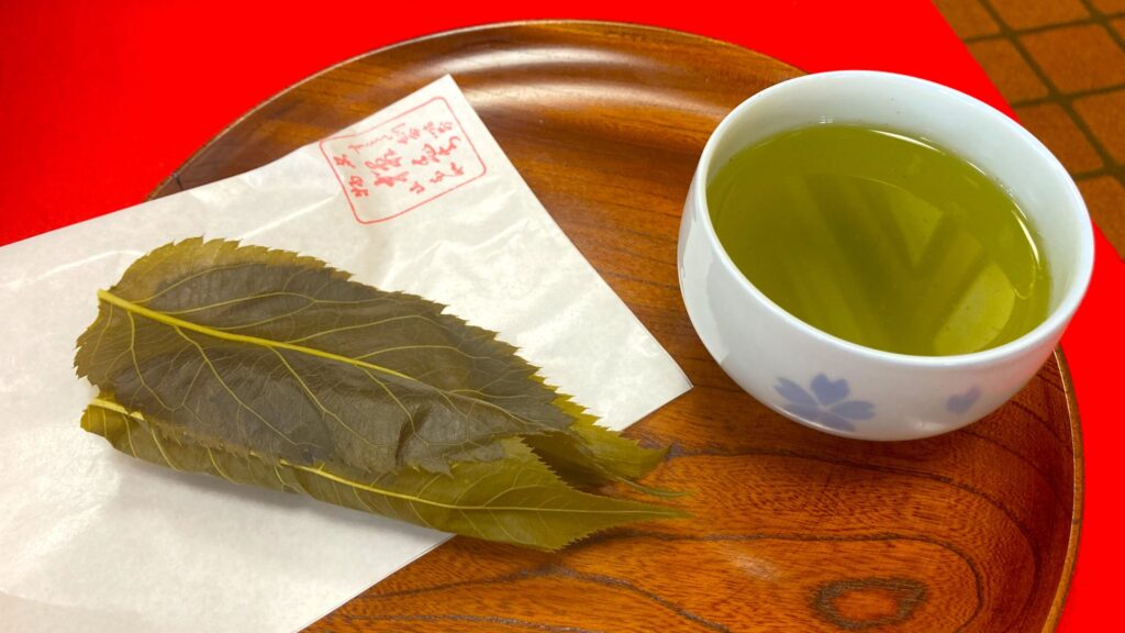 長命寺桜もち山本や_イートインスペースで味わえる「召し上がり(煎茶付き)」