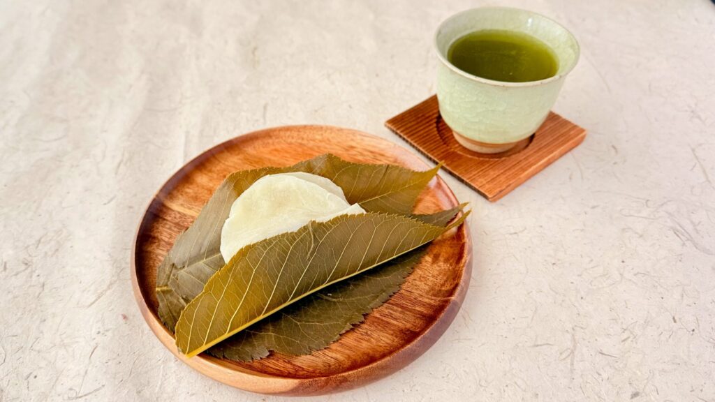 長命寺桜もち山本や_「桜もち」とお茶が並んでいる様子