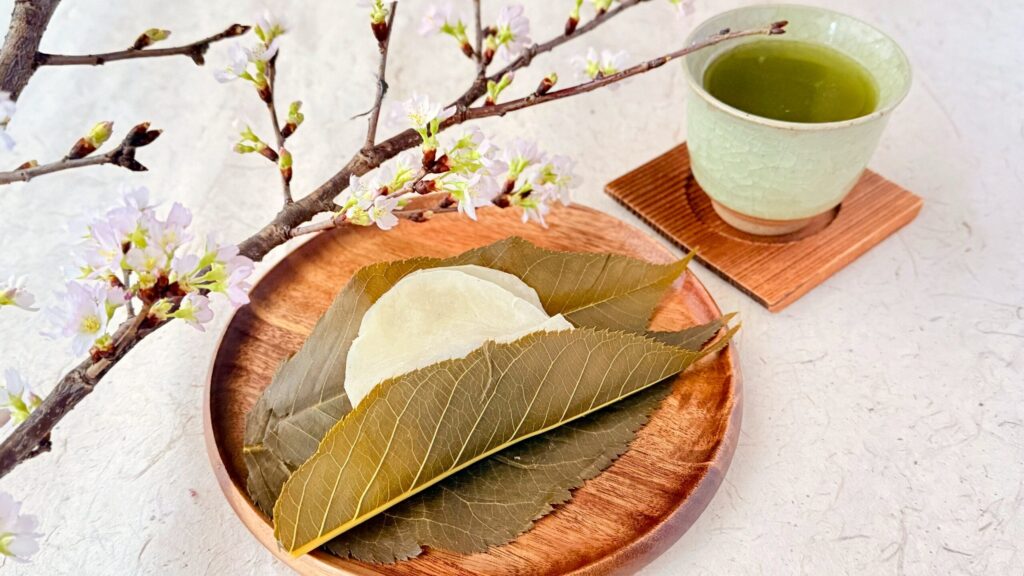 長命寺桜もち山本や_「桜もち」にお茶が添えられている様子1