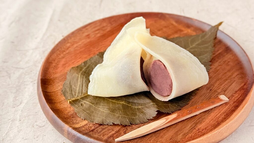 長命寺桜もち山本や_半分にカットした「桜もち」と櫛が置かれている様子