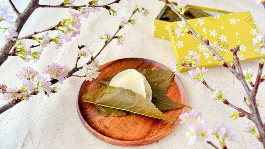 長命寺桜もち山本や_木皿にのった「桜もち」とパッケージ