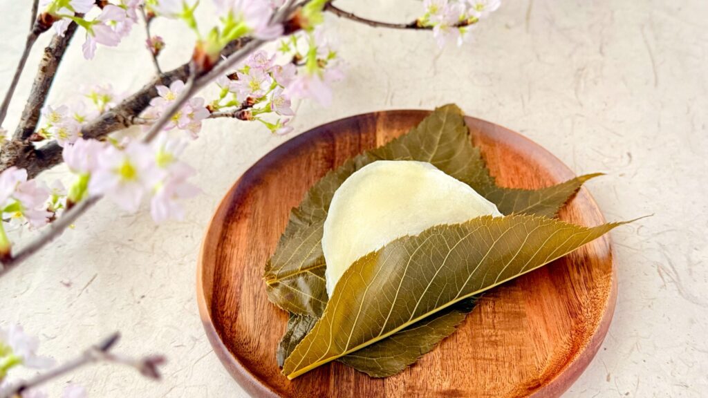 長命寺桜もち山本や_木皿にのった「桜もち」と桜が並んでいる様子1