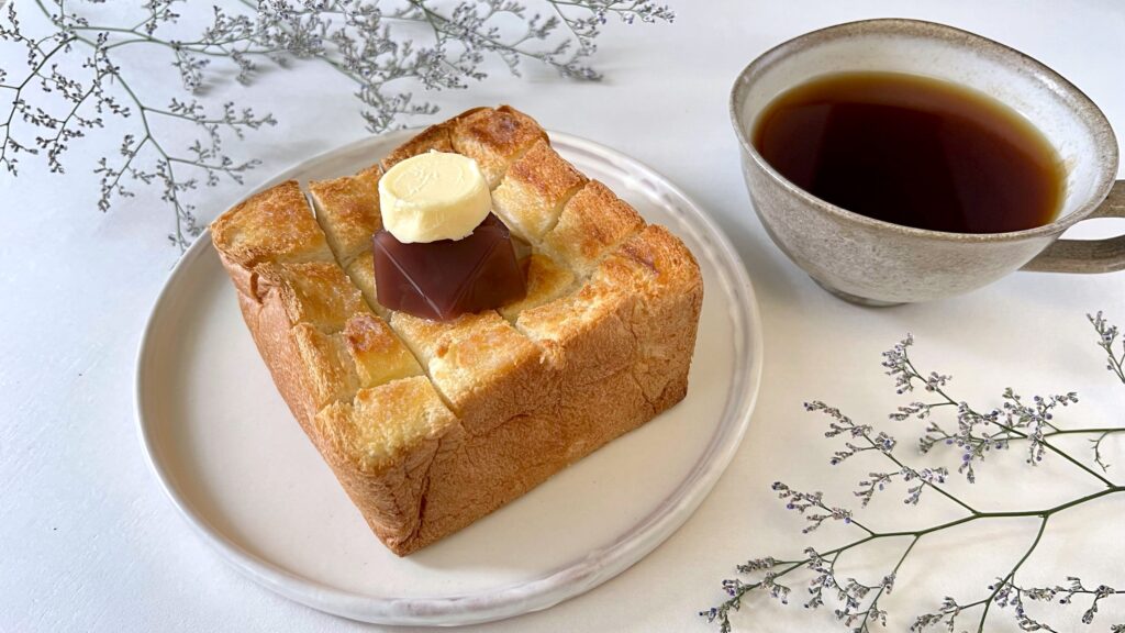 叶匠寿庵_「Bakery&Café野坐」の食パンの上に水羊羹が盛り付けられている様子