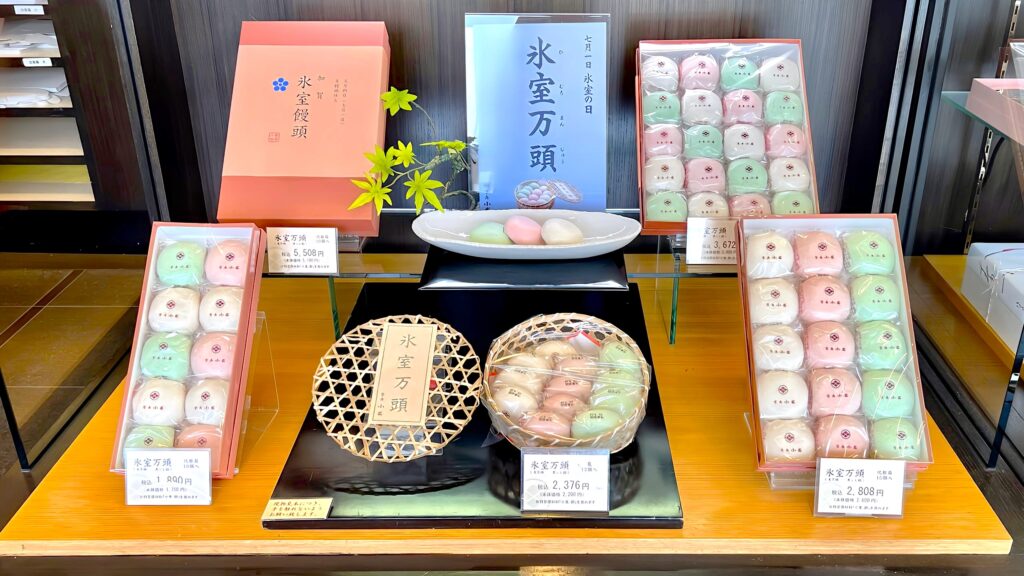柴舟小出_本社横川店のショーケースに飾られた氷室饅頭
