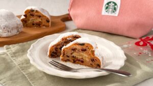 スターバックス_2025年のシュトーレンとポーチが並んでいる様子