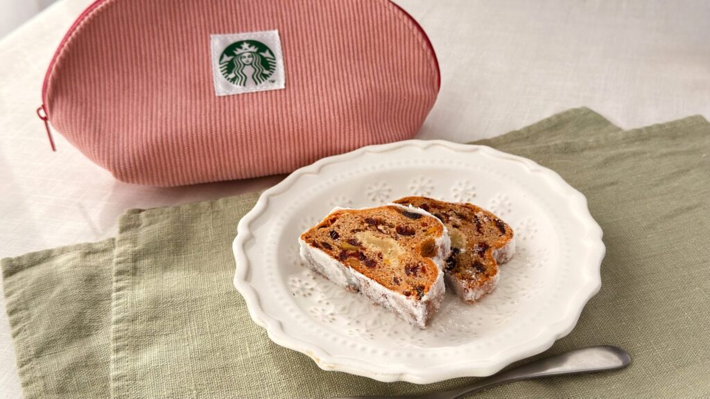スターバックス_カットした「シュトーレン」とオリジナルポーチが並んでいる様子