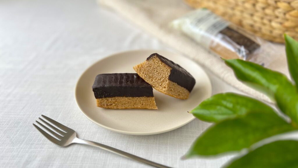 無印良品_チョコがけヘーゼルナッツの断面