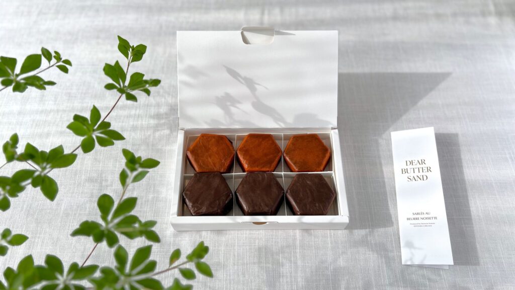 DEAR BUTTER SAND_幸せの焦がしバターサンドのパッケージの中身と葉っぱ