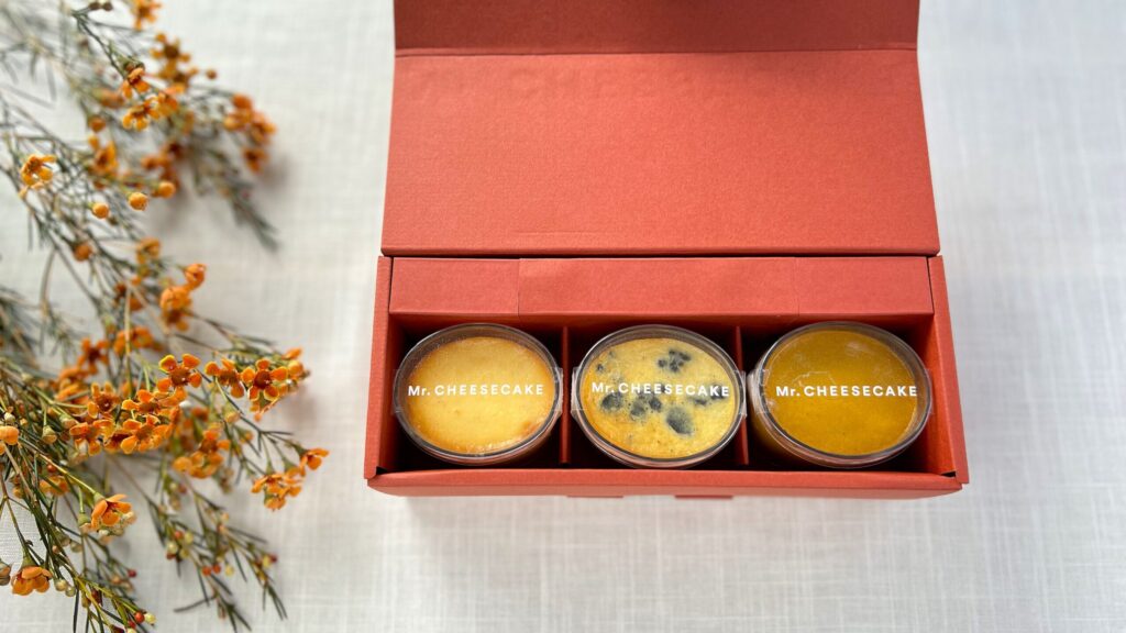 ミスターチーズケーキ_プティアソートオータムに入ったクラシック・クッキークリーム・メープルパンプキンの箱あけ