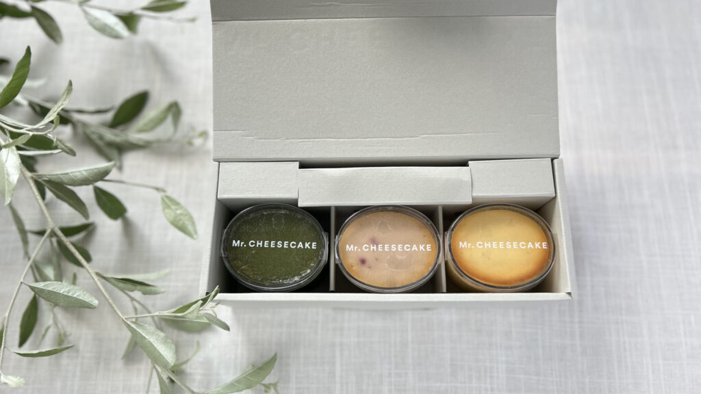 ミスターチーズケーキ_プティアソートスタンダードに入ったクラシック・ストロベリーライム・ファイングリーンティーの箱あけ