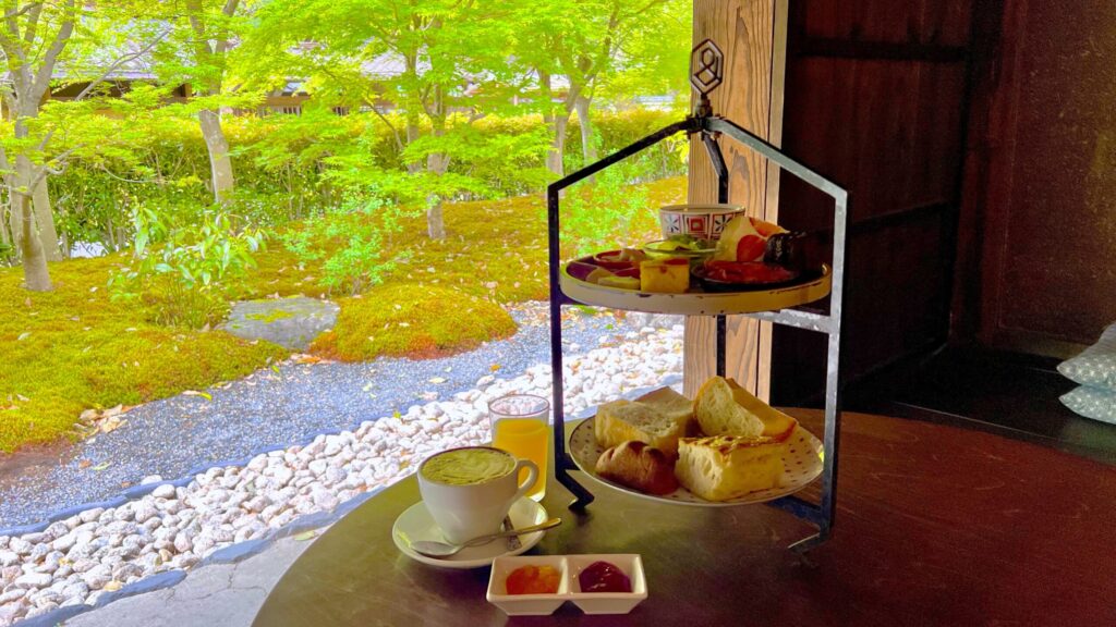 エスプレッソと嵐山庭園_ブランティーセットと庭園