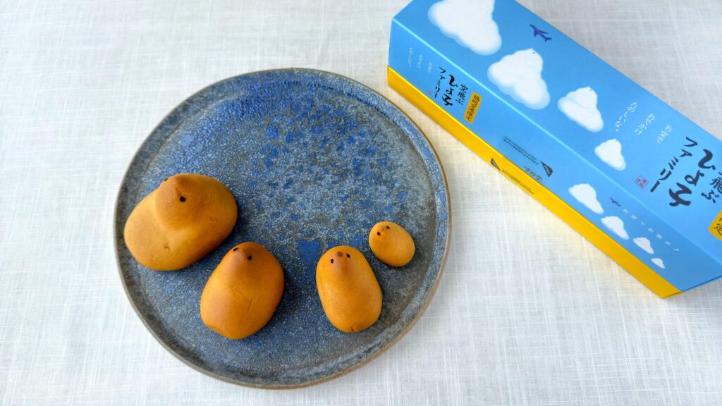 福岡お土産_「空飛ぶひよ子ファミリー」の皿のせ