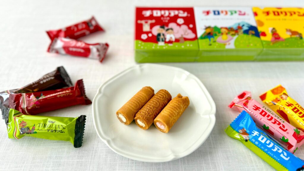 福岡のお土産_チロリアン小箱（九州パラダイス・スタンダード・うめ）の個包装や中身が皿にのっている様子