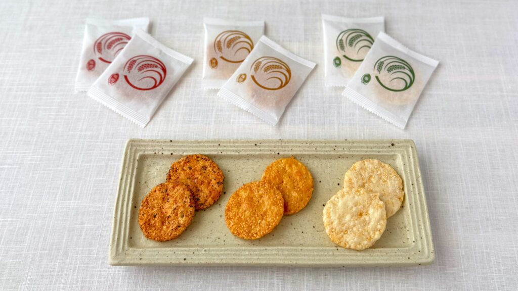 羽田空港_「米つぶ煎餅 塩・醤油・味噌」の皿のせ