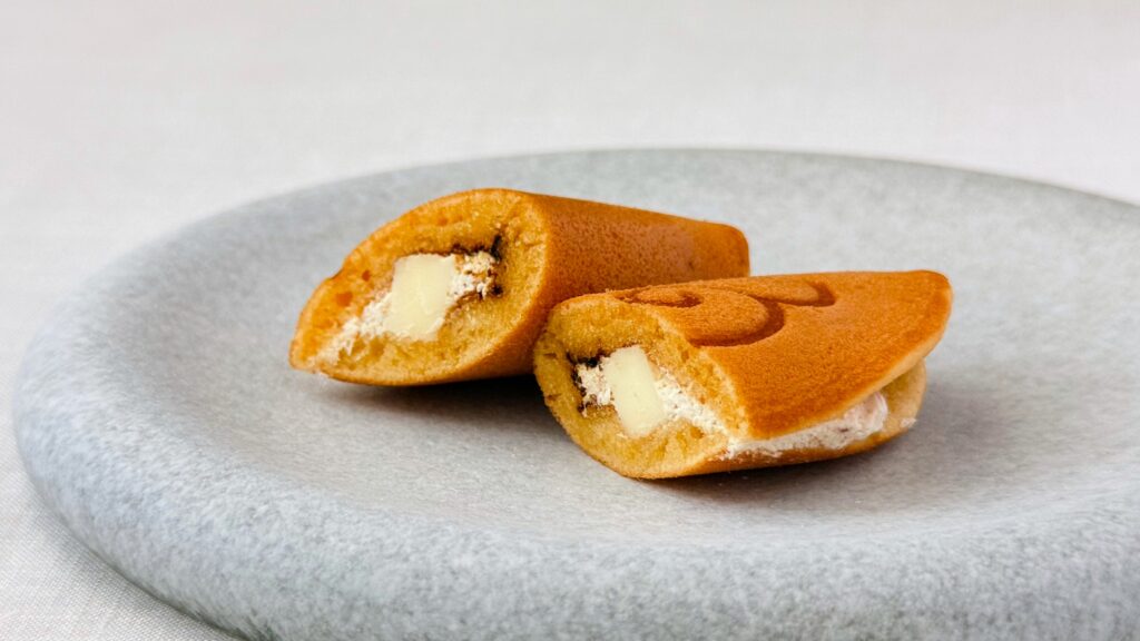 叶匠寿庵_羽田空港限定「羽雲（プレミアムチーズ）」の断面