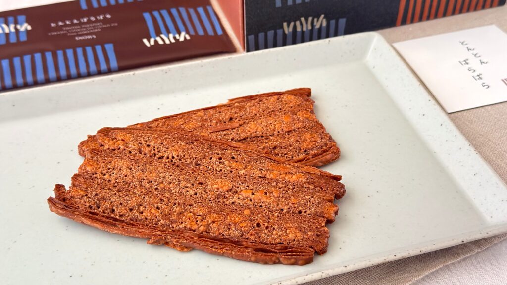 SNOWS_「とんとんぱらぱら」の皿盛りとパッケージが並んでいる様子